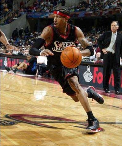 德甲战报：迪亚斯传射、杰克逊锁胜局，拜仁3-1圣保利（德甲：迪亚斯传射建功，杰克逊终结悬念，拜仁3-1力克圣保利）