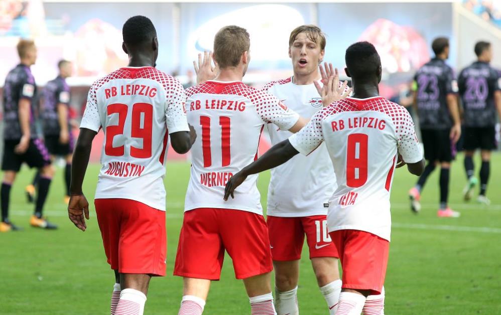 不和谐，太阳报：拜仁球迷在赛前与现场警察和安保发生冲突