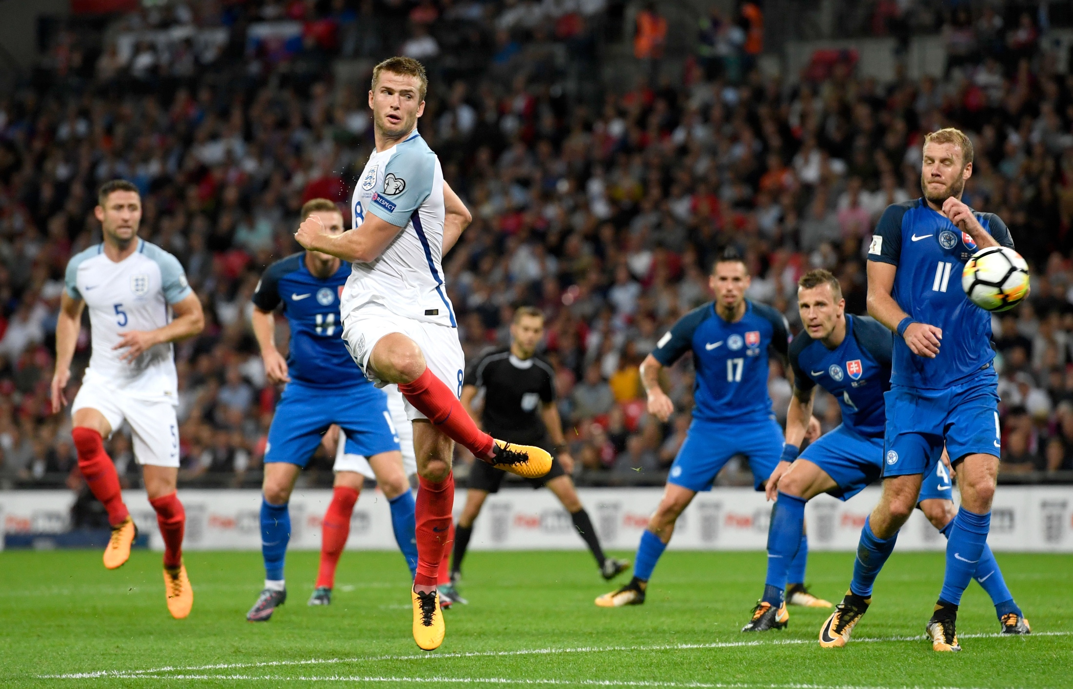 维尼修斯在所有体育场继续制造混乱