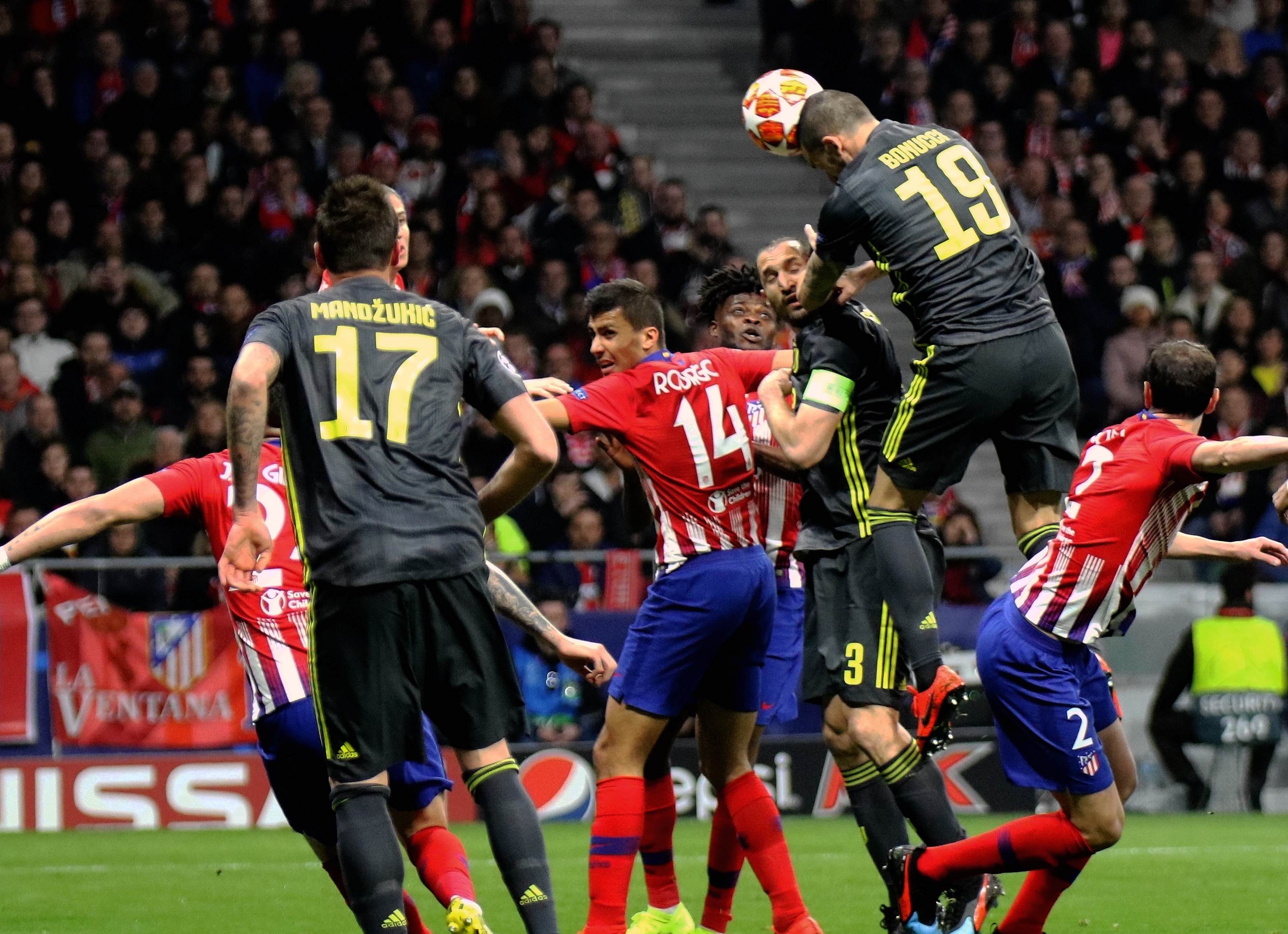 欧冠半场：克瑙夫打破僵局，法兰克福1-0巴塞罗那