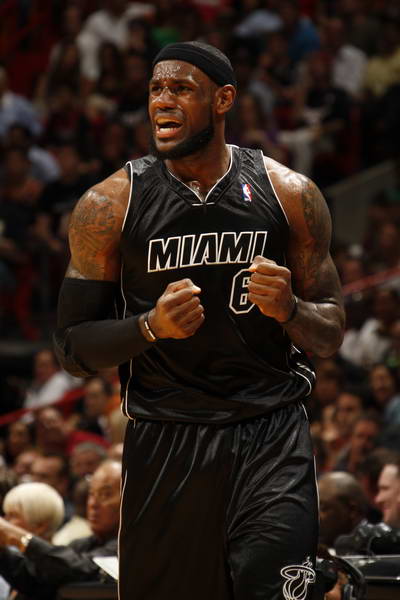 沙特变了：从为C罗本泽马豪掷千金，到对萨拉赫精打细算？（沙特转向：曾为C罗、本泽马挥金如土，如今对萨拉赫却谨慎报价？）