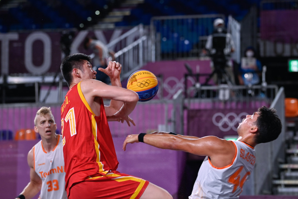 阿隆索难镇住更衣室：皇马是否需要重建？弃用功勋主帅要付出代价？（阿隆索难控更衣室，皇马是否步入重建期？更换功勋主帅的代价几何？）