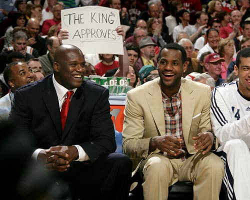 达成巴萨一线队百场里程碑，费尔明获赠纪念球衣（费尔明达成巴萨一线队第100场，获赠纪念球衣）